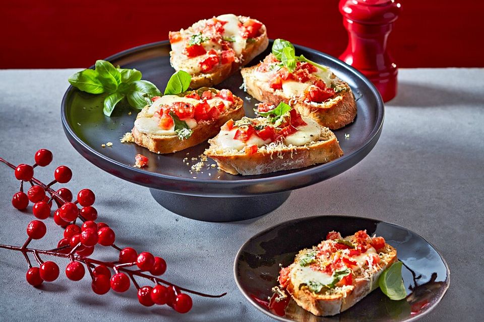 Crostini mit Tomaten und Mozzarella