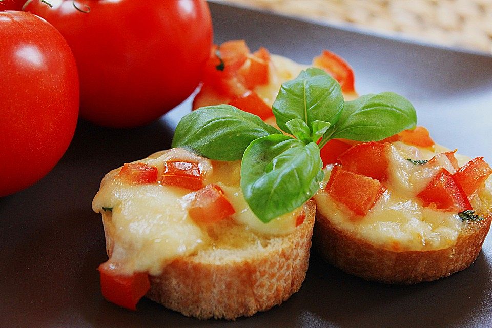 Crostini mit Tomaten und Mozzarella