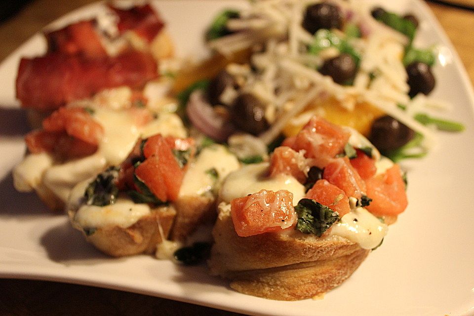 Crostini mit Tomaten und Mozzarella