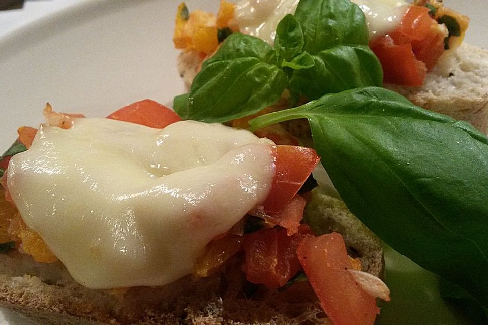 Crostini mit Tomaten und Mozzarella