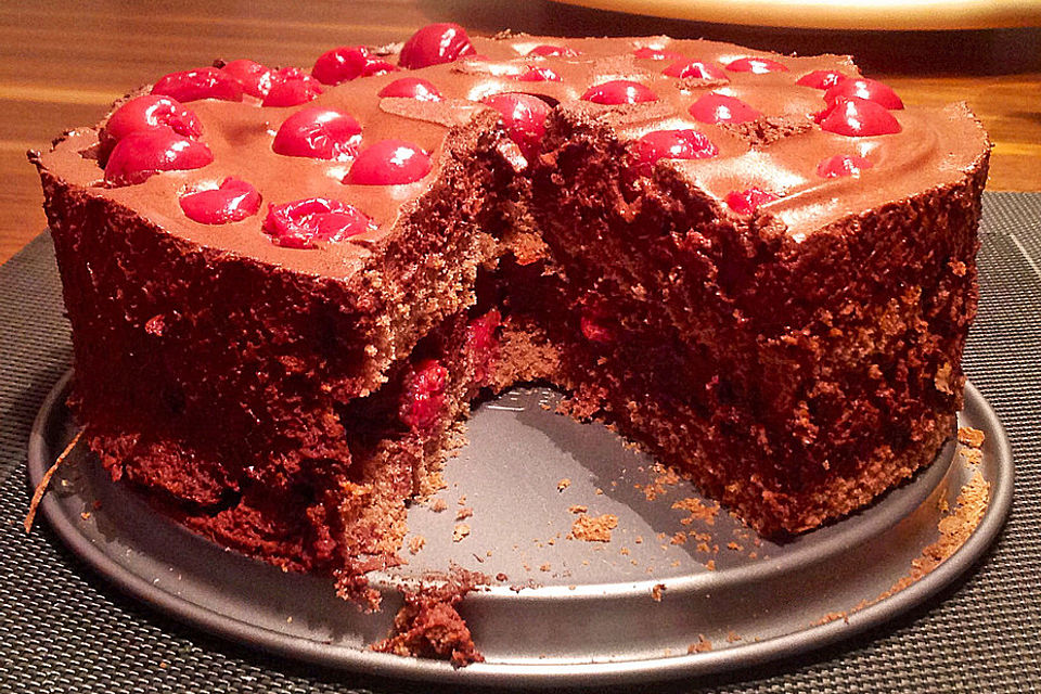 Mousse au Chocolate Kuchen mit Kirschen