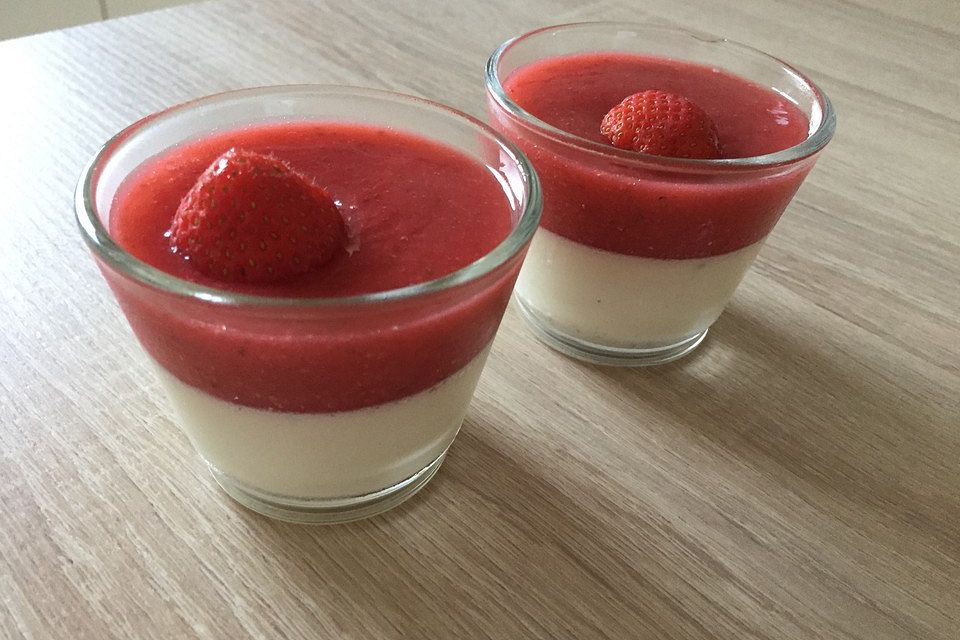 Panna cotta mit Erdbeersauce