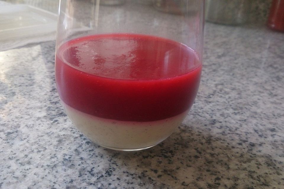 Panna cotta mit Erdbeersauce