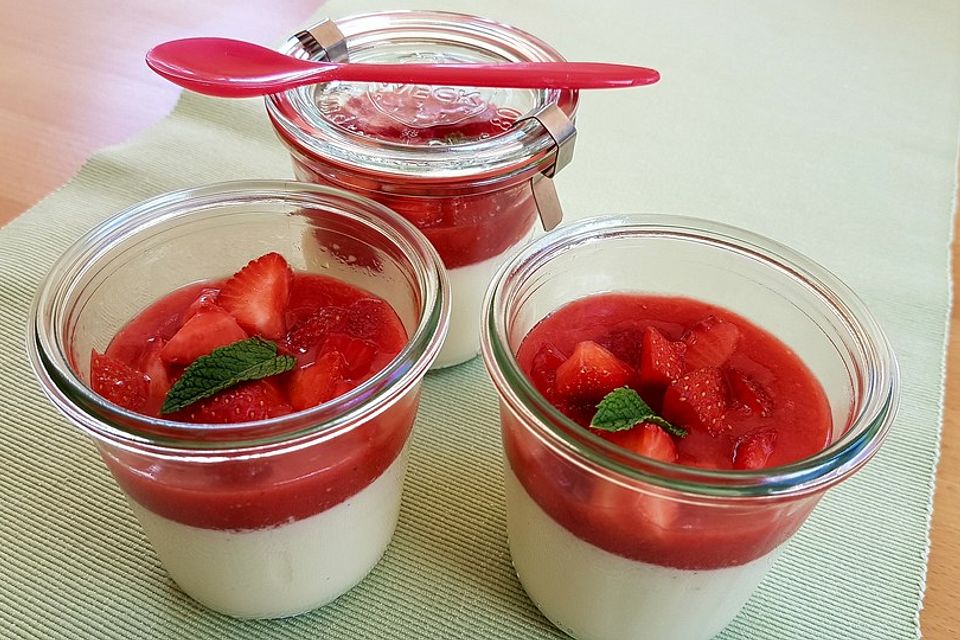 Panna cotta mit Erdbeersauce