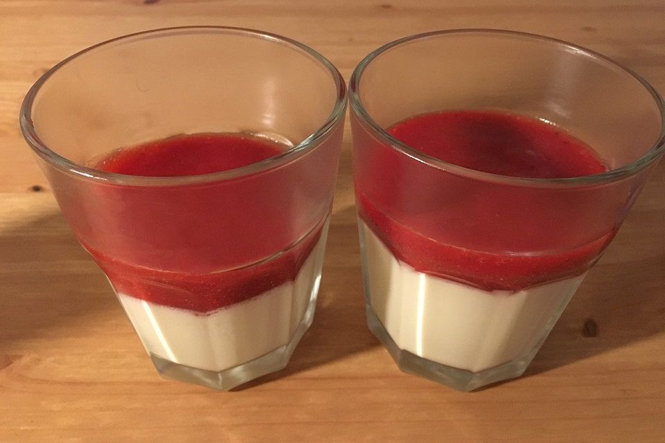 Panna cotta mit Erdbeersauce