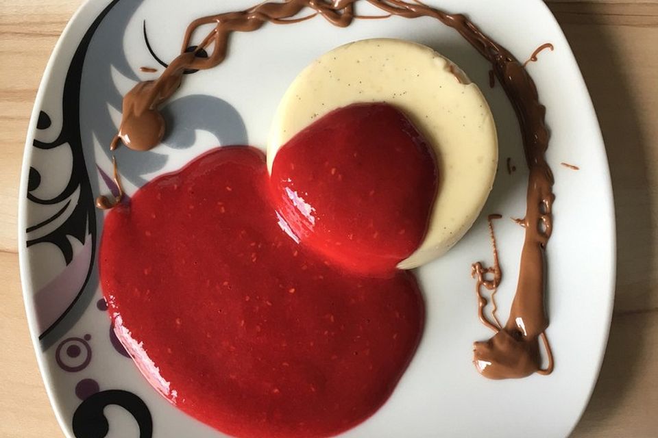 Panna cotta mit Erdbeersauce