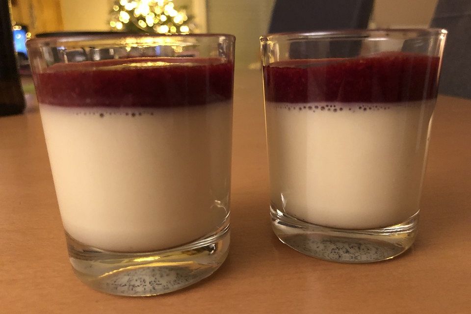 Panna cotta mit Erdbeersauce