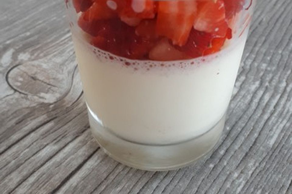 Panna cotta mit Erdbeersauce