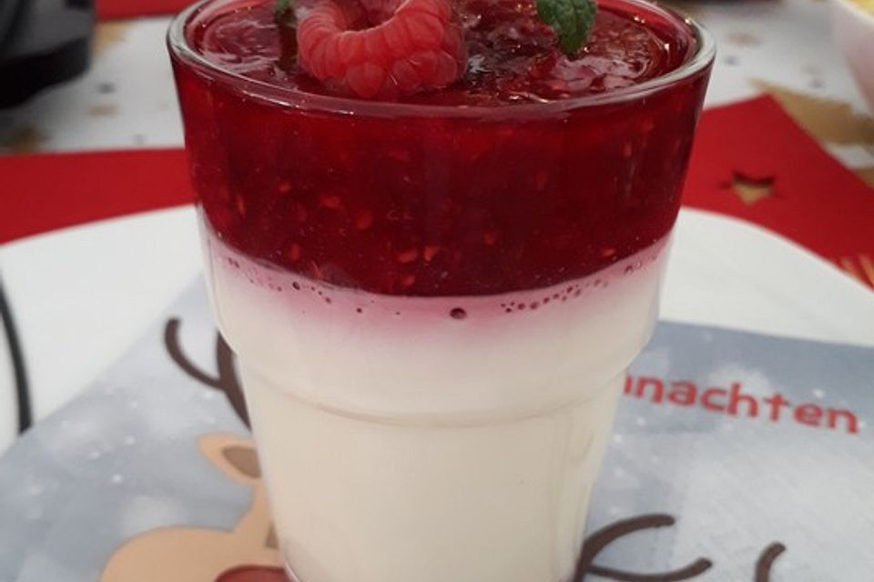 Panna cotta mit Erdbeersauce