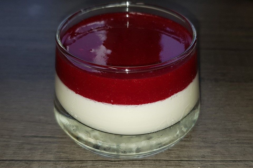 Panna cotta mit Erdbeersauce