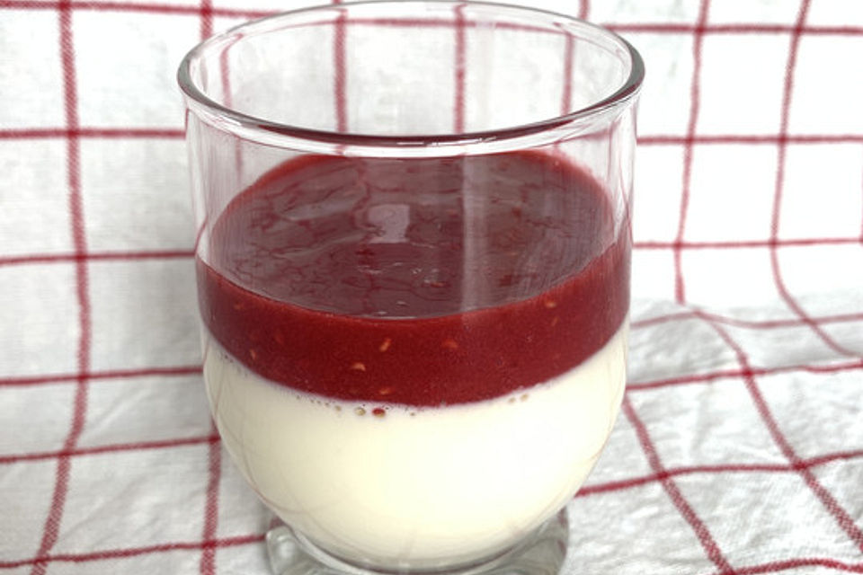 Panna cotta mit Erdbeersauce