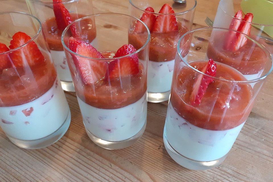 Panna cotta mit Erdbeersauce