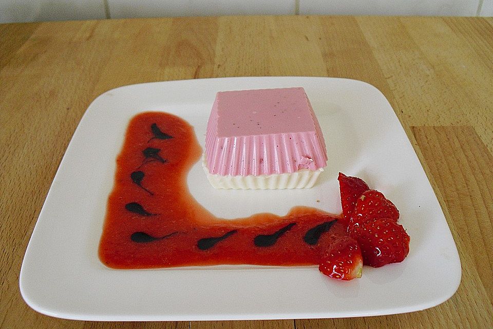 Panna cotta mit Erdbeersauce