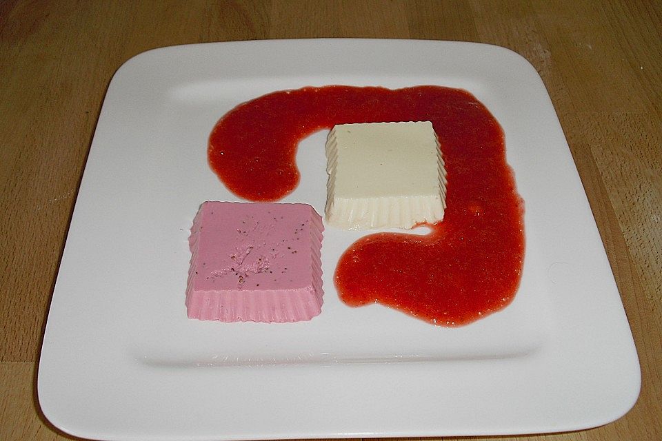 Panna cotta mit Erdbeersauce