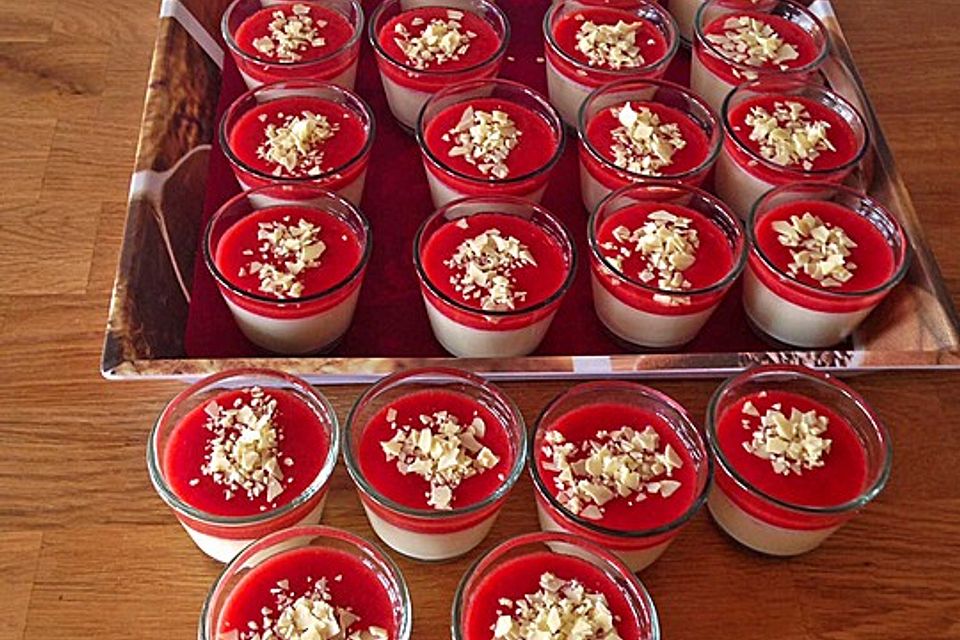 Panna cotta mit Erdbeersauce