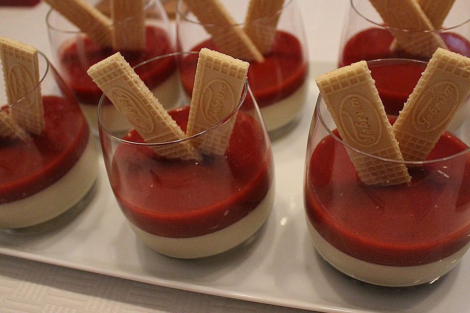 Panna cotta mit Erdbeersauce