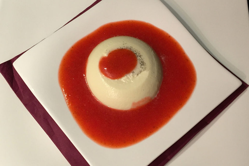 Panna cotta mit Erdbeersauce