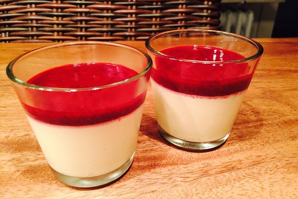 Panna cotta mit Erdbeersauce