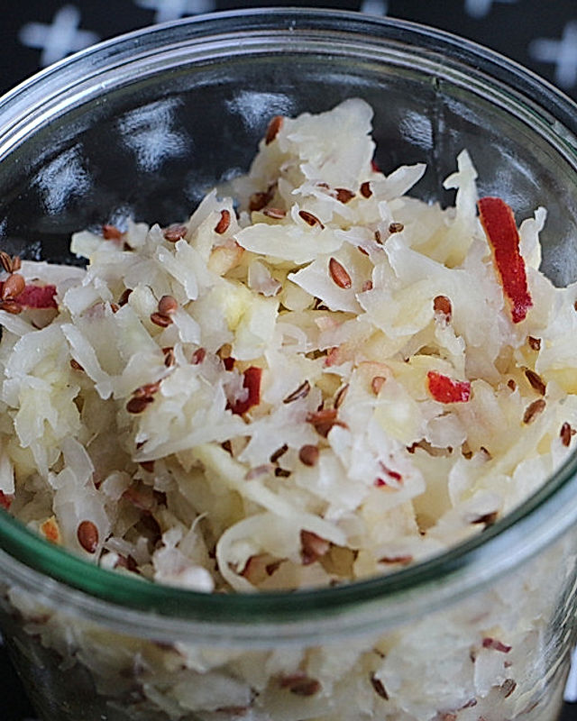 Sauerkrautsalat mit Leinsamen und Kümmel