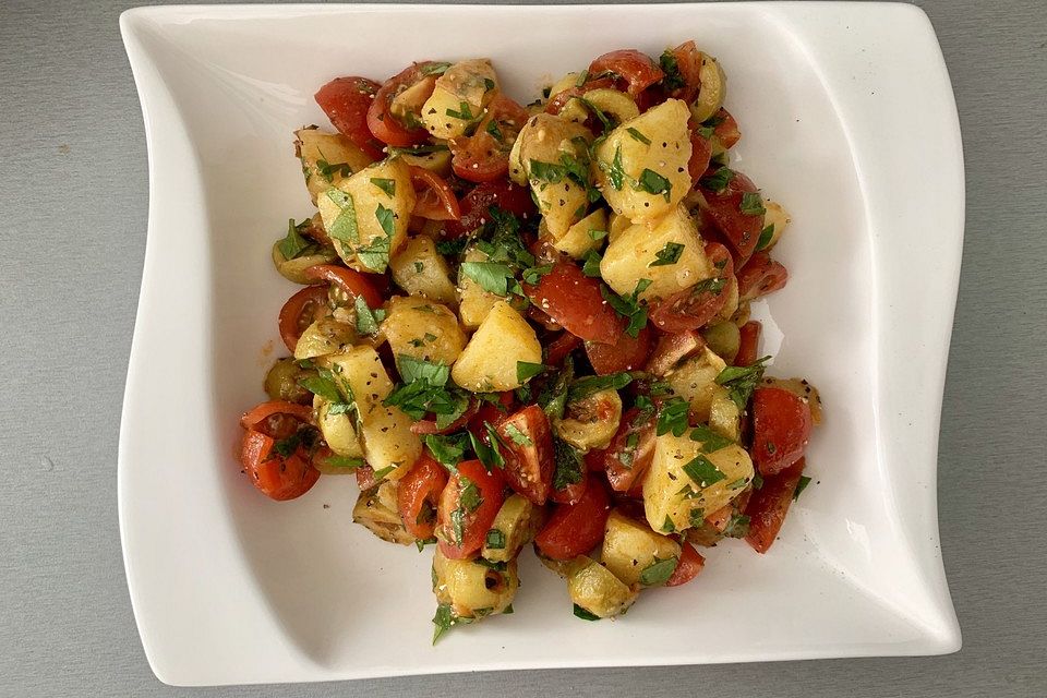 Kartoffel-Tomaten-Salat mit Pesto-Vinaigrette