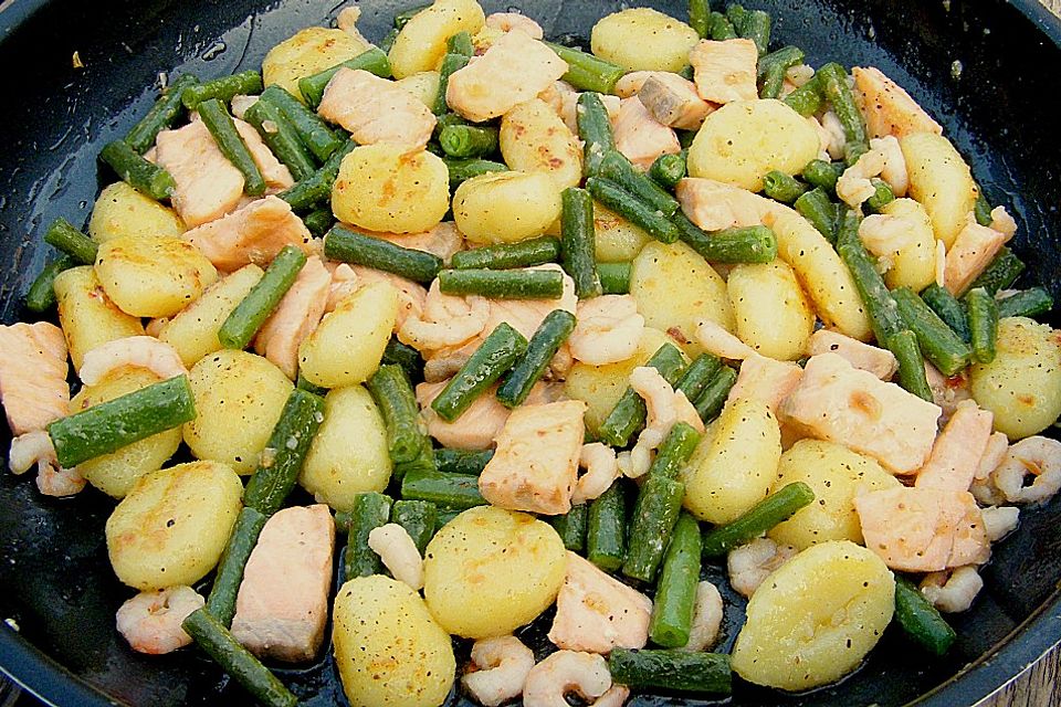 Gnocchi - Pfanne mit Lachs, Shrimps und Bohnen