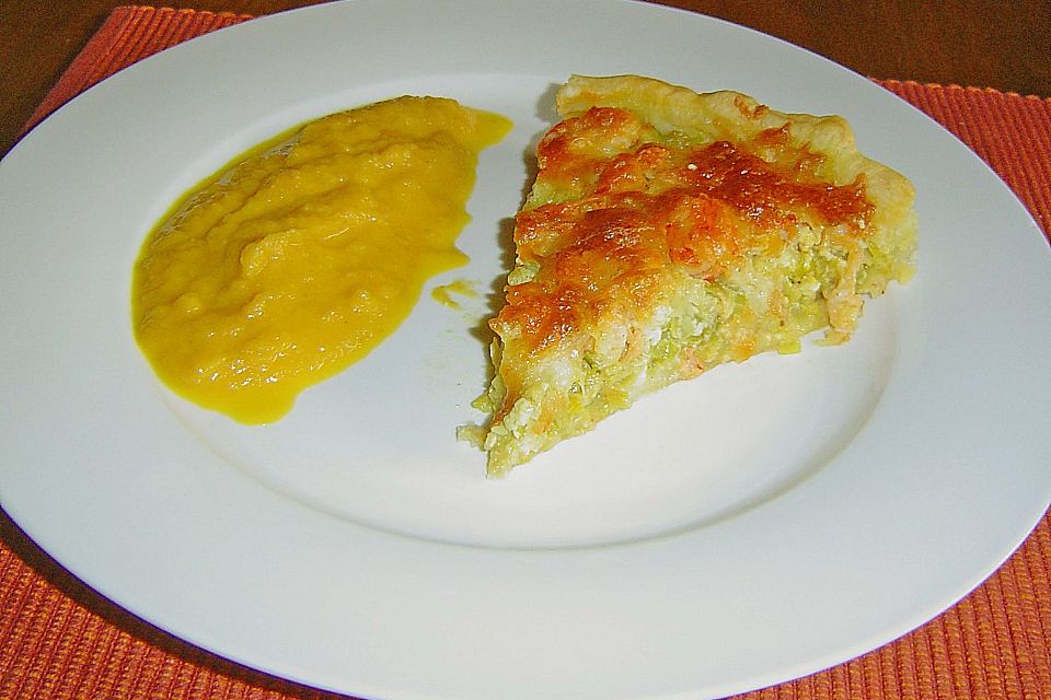 Lauchkuchen mit Räucherlachs und Karottensauce