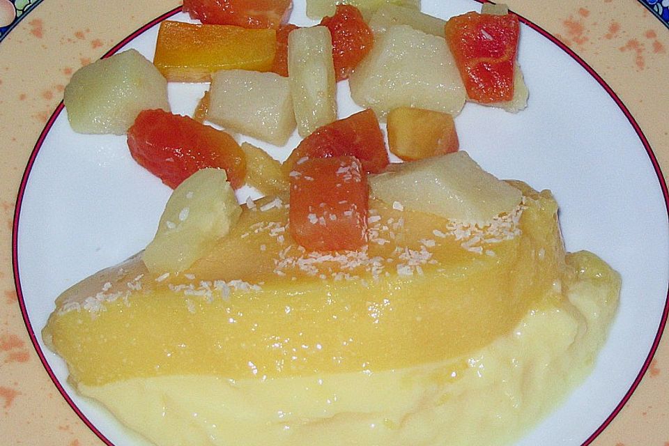 Vanillepudding mit Früchten