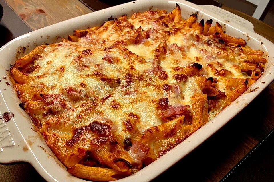 Rigatoni al forno mit Schinken-Sahne-Soße