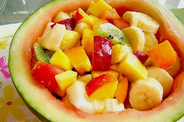 Wassermelonenschale, gefüllt mit Früchten