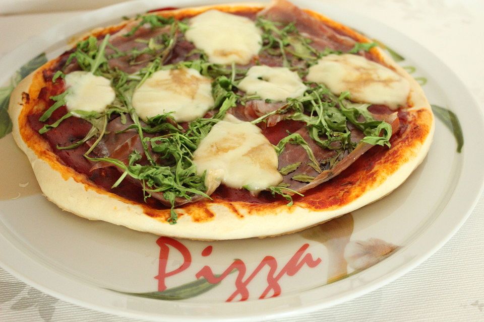 Pizza mit Rucola und Parmaschinken