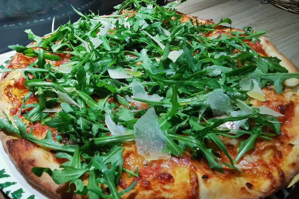 Pizza mit Rucola und Parmaschinken