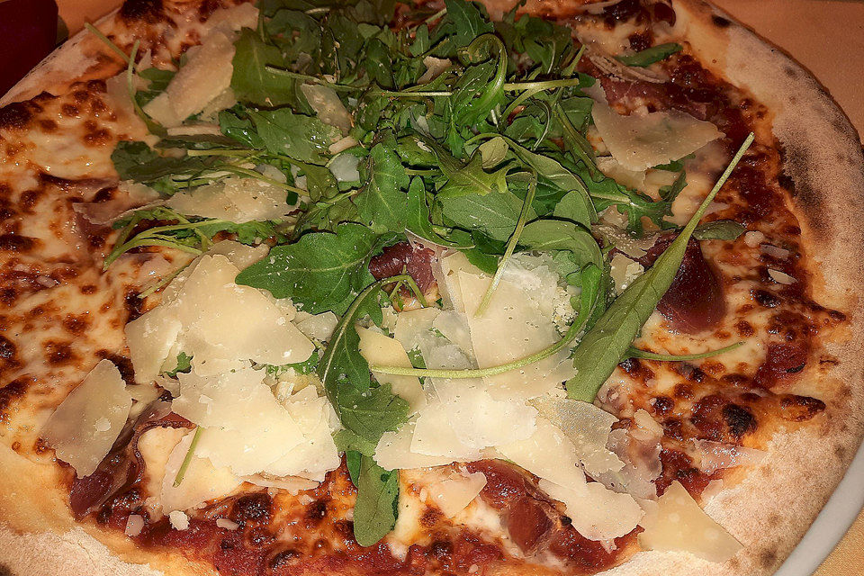 Pizza mit Rucola und Parmaschinken