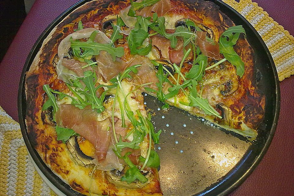 Pizza mit Rucola und Parmaschinken