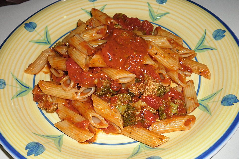 Pasta mit Tomaten-Brokkoli-Sauce und Pesto alla Andreas