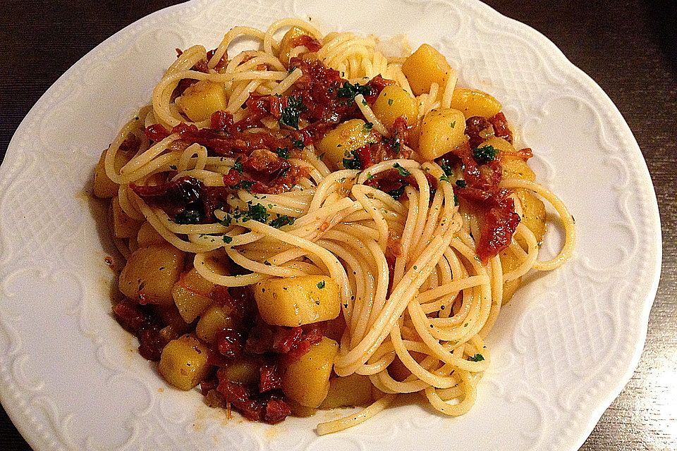 Spaghetti mit Kartoffeln und getrockneten Tomaten