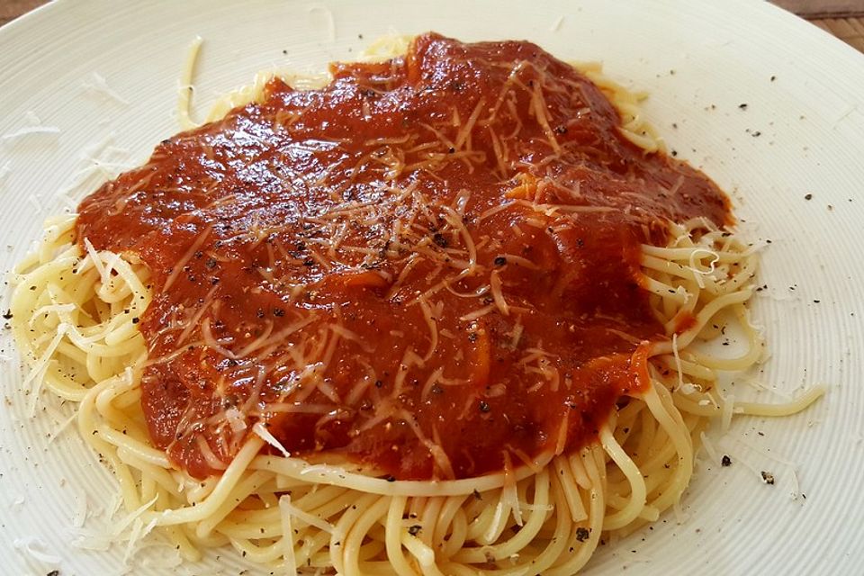 Spaghetti mit fruchtiger Tomatensauce