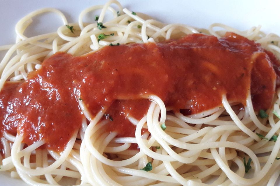 Spaghetti mit fruchtiger Tomatensauce