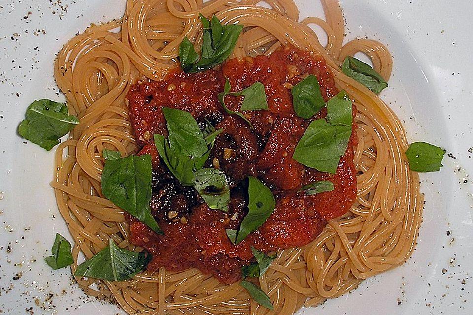 Spaghetti mit fruchtiger Tomatensauce