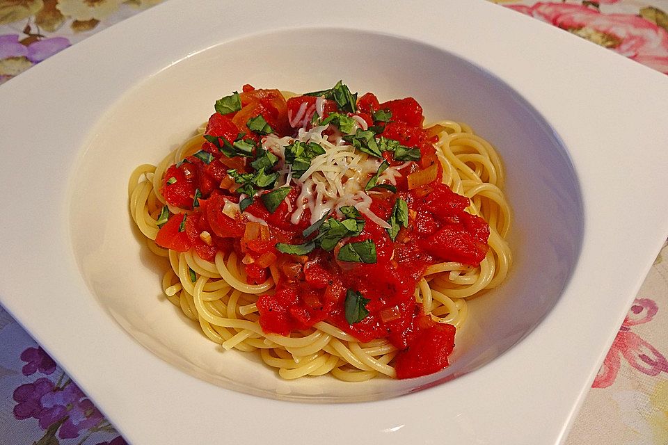 Spaghetti mit fruchtiger Tomatensauce