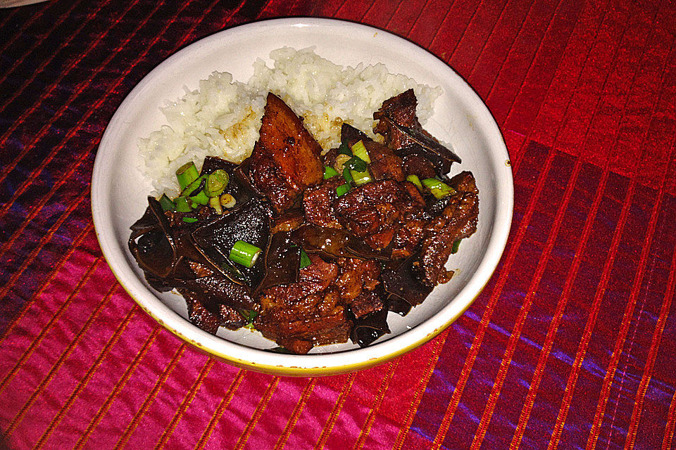 Rotgeschmorter Schweinebauch mit chinesischen Pilzen