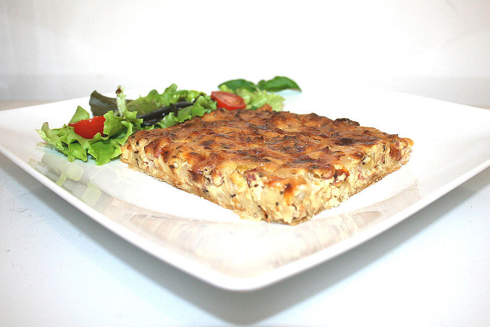 Fränkischer Zwiebelkuchen aus Blätterteig mit Schinkenwürfeln