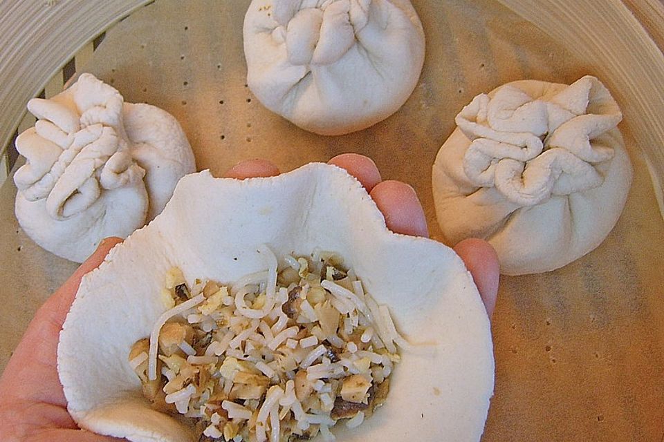 Hefeteigbrötchen mit vegetarischer Füllung Hefeteigbrötchen mit vegetarischer Füllung