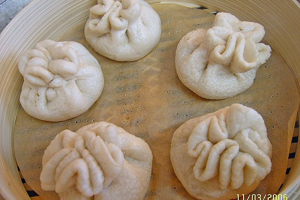 Hefeteigbrötchen mit vegetarischer Füllung Hefeteigbrötchen mit vegetarischer Füllung