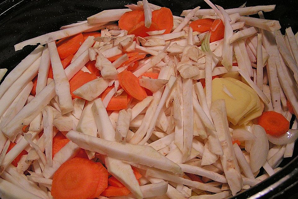 Huhn mit Zitronenfüllung und Sellerie