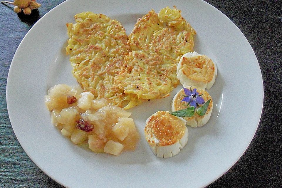 Apfelkompott auf Kartoffelrösti mit Ziegenkäse