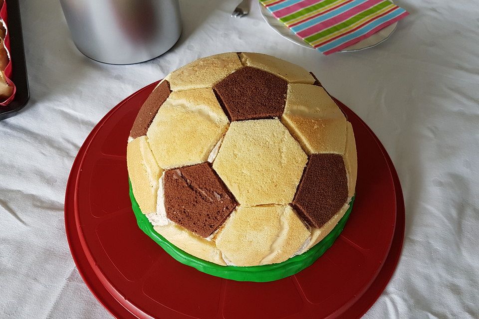 Fußball Charlotte mit Maulwurfkuchen - Füllung