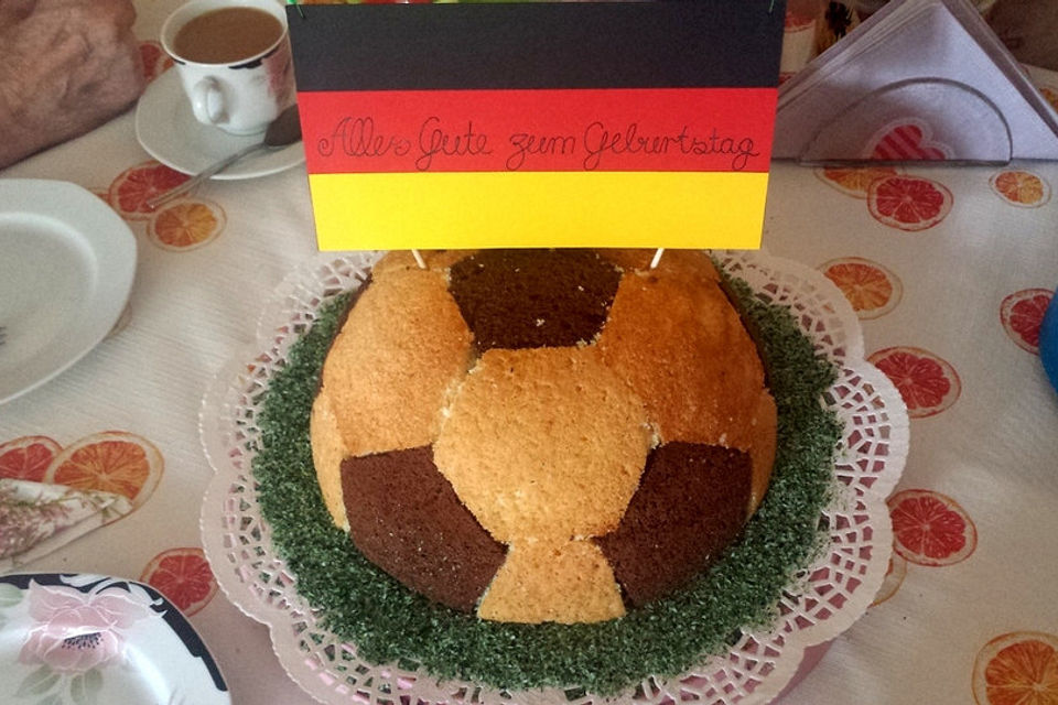 Fußball Charlotte mit Maulwurfkuchen - Füllung