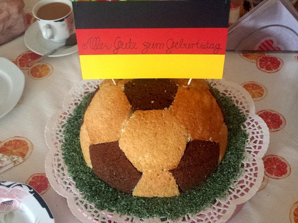 Fussball Charlotte Mit Maulwurfkuchen Fullung Von Zaubermaus1982 Chefkoch