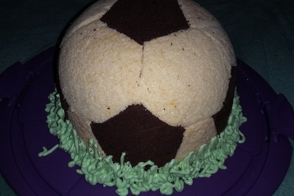 Fußball Charlotte mit Maulwurfkuchen - Füllung