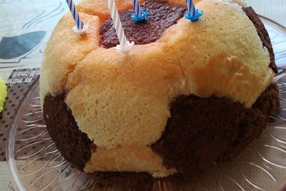 Fußball Charlotte mit Maulwurfkuchen - Füllung